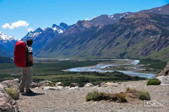 Admirando a paisagem da trilha para a Laguna de Los Tres, no parque Los Glaciares, região de El Chaltén, no sul da patagonia argentina